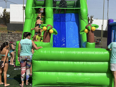 Tobogán Hinchable Acuático Jungla con Piscina en alquiler en Gran Canaria