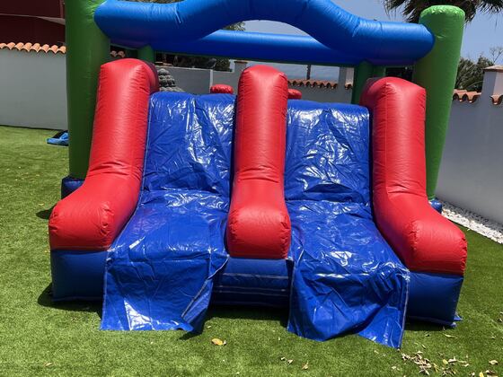 Castillo Hinchable Doble Tobogán montado en una fiesta en Gran Canaria